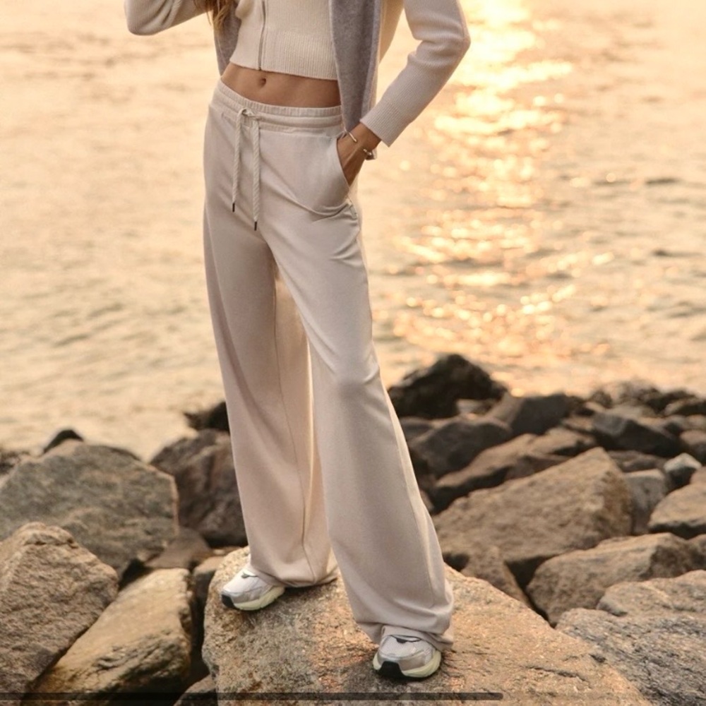 Vuori Halo Essential Wideleg Ecru Heather Med - Picture 2 of 12